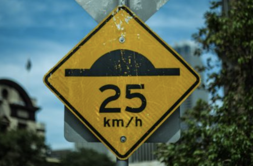 Panneau signalant un dos d'âne au Costa Rica